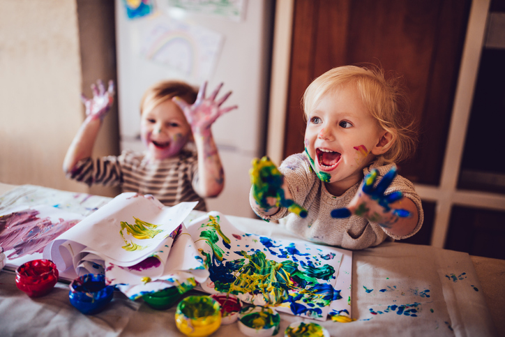 Dzieci bawiące się farbkami