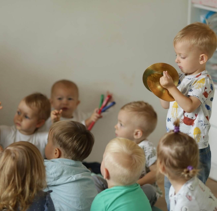 dzieci z instrumentami muzycznymi